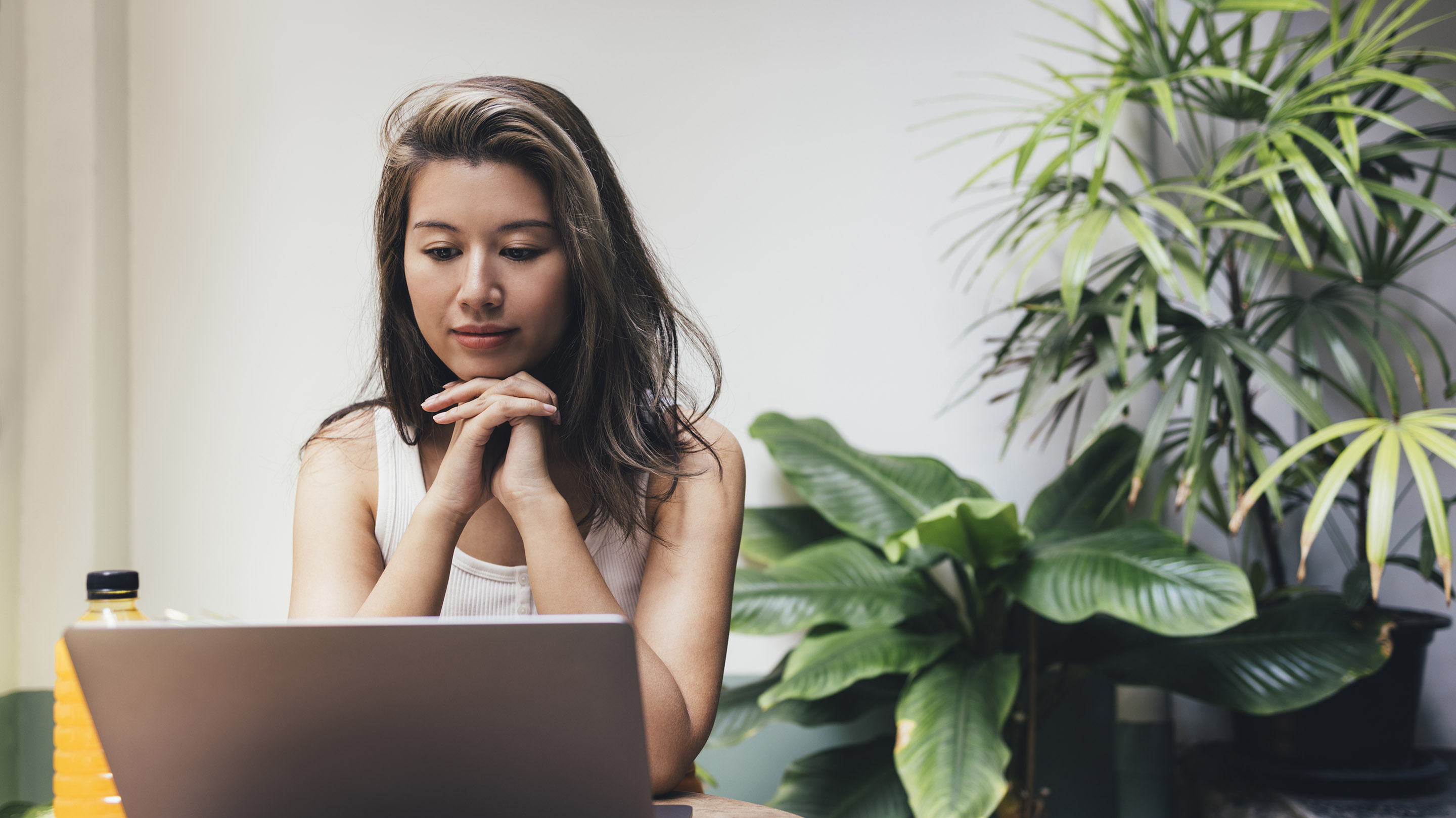 若いアジア人女性が、ノートパソコンでビデオ通話に参加しました。