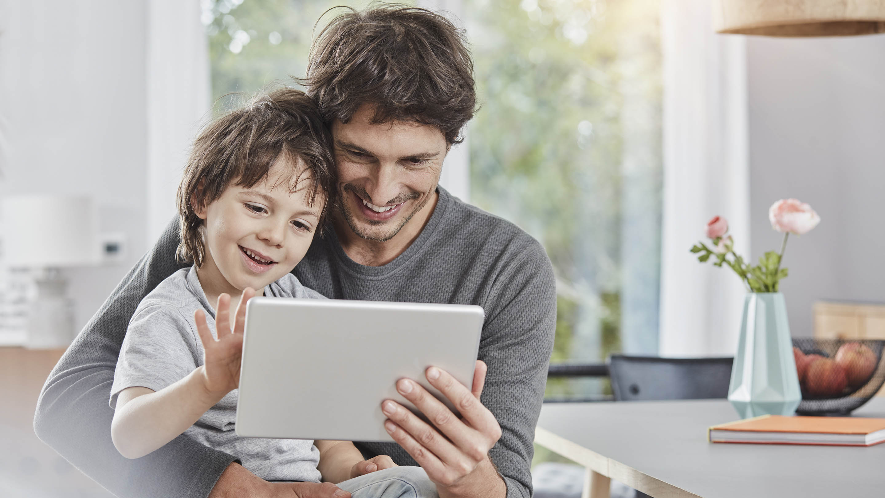 Deutschland, Hamburg, Lifestyle, Familie, Vater mit Sohn spielen mit Tablet-Computer, Lernen
