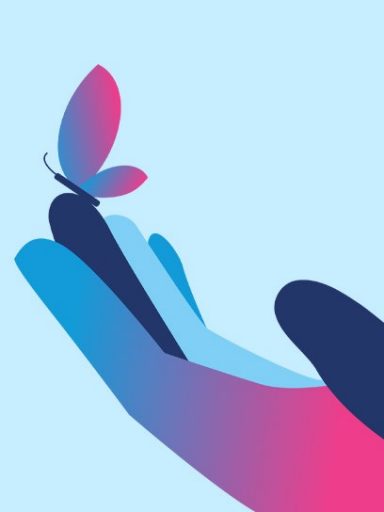 vlinder op de hand, lichtblauwe achtergrond