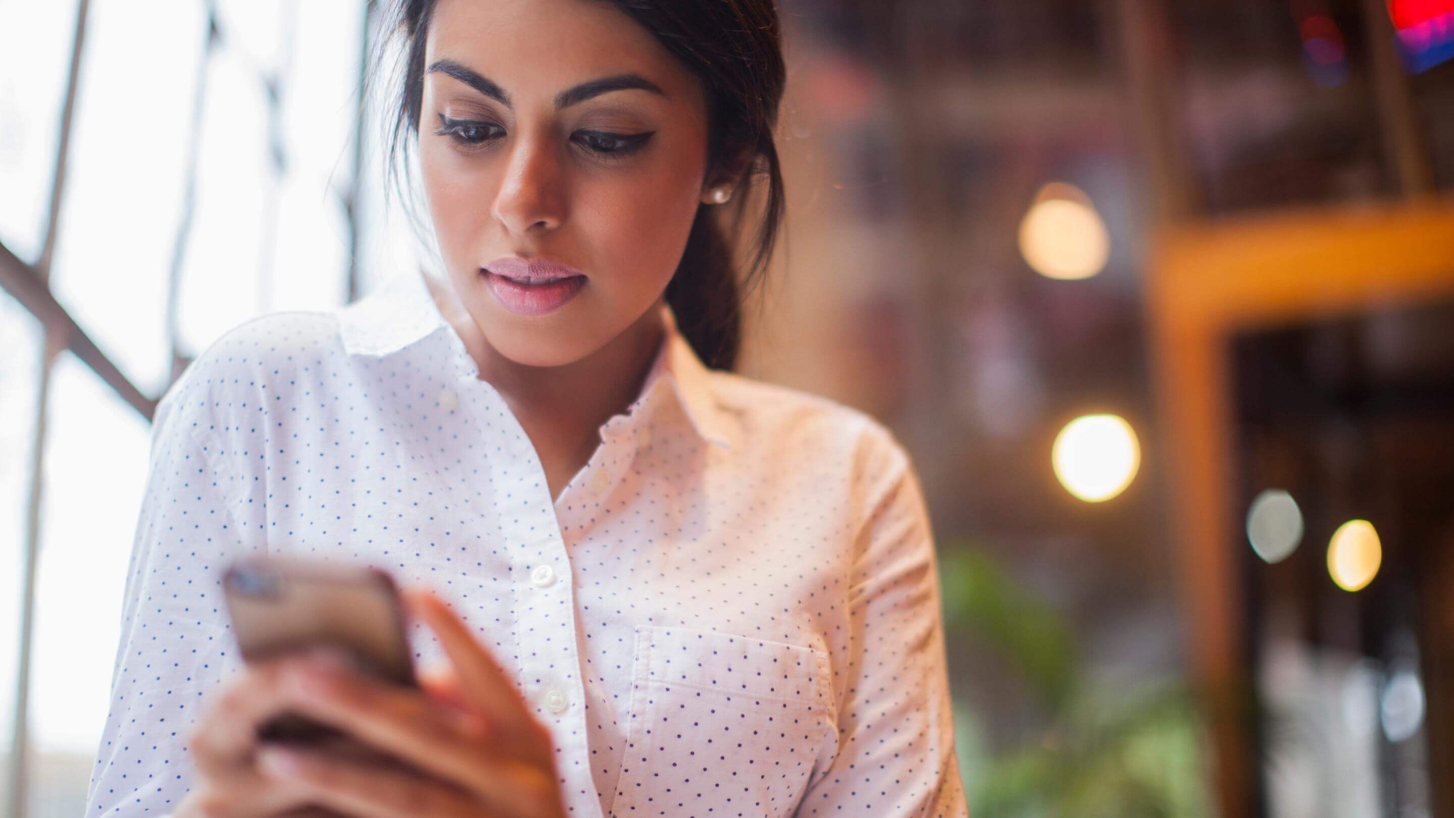 editorial-485210337-young-women-smartphone-2880x1620