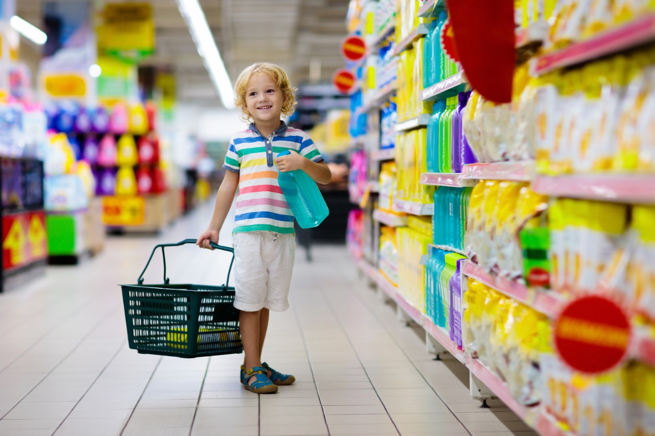Kind im Supermarkt vor Regal mit großer Auswahl