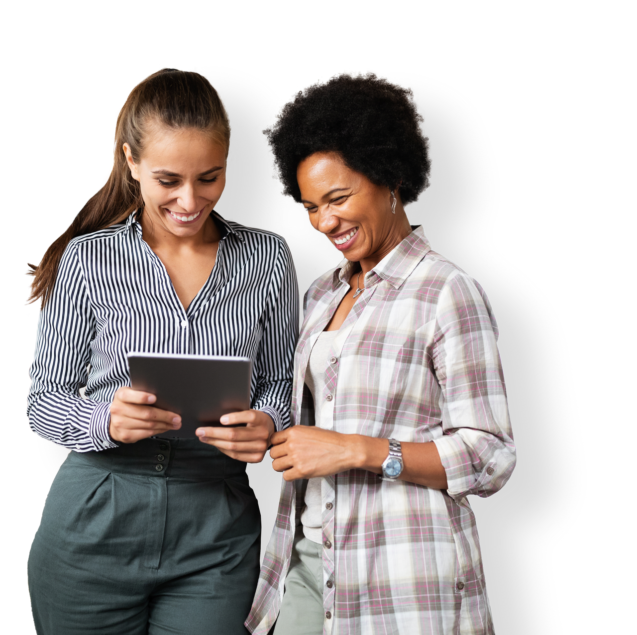 Drei Personen stehen zusammen vor einem schwarzen Hintergrund, während sie auf ihre Geräte schauen: eine Person hält ein Tablet, eine andere einen Laptop und die dritte ein Smartphone.