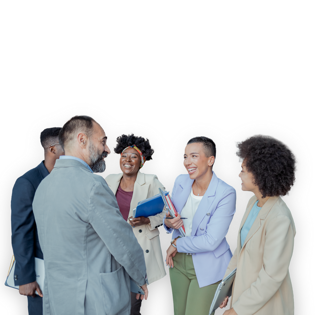 Fünf Personen stehen in einem kleinen Kreis und führen eine lebhafte Diskussion. Sie tragen Business-Kleidung und halten Ordner sowie Notizbücher in den Händen.
