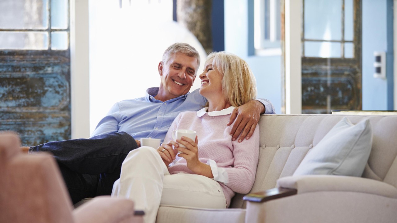 Älterer Mann am Schreibtisch