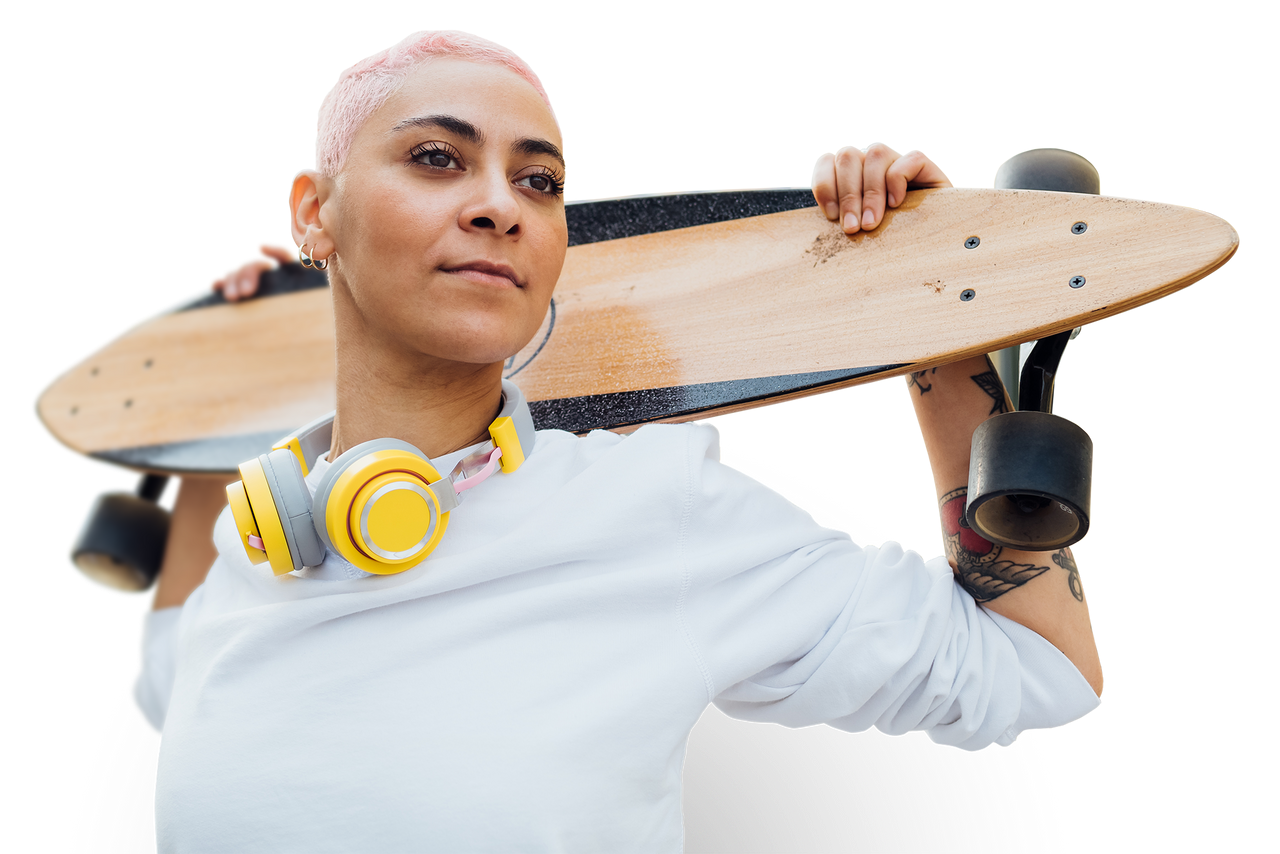 Frau mit Skateboard und Kopfhörern