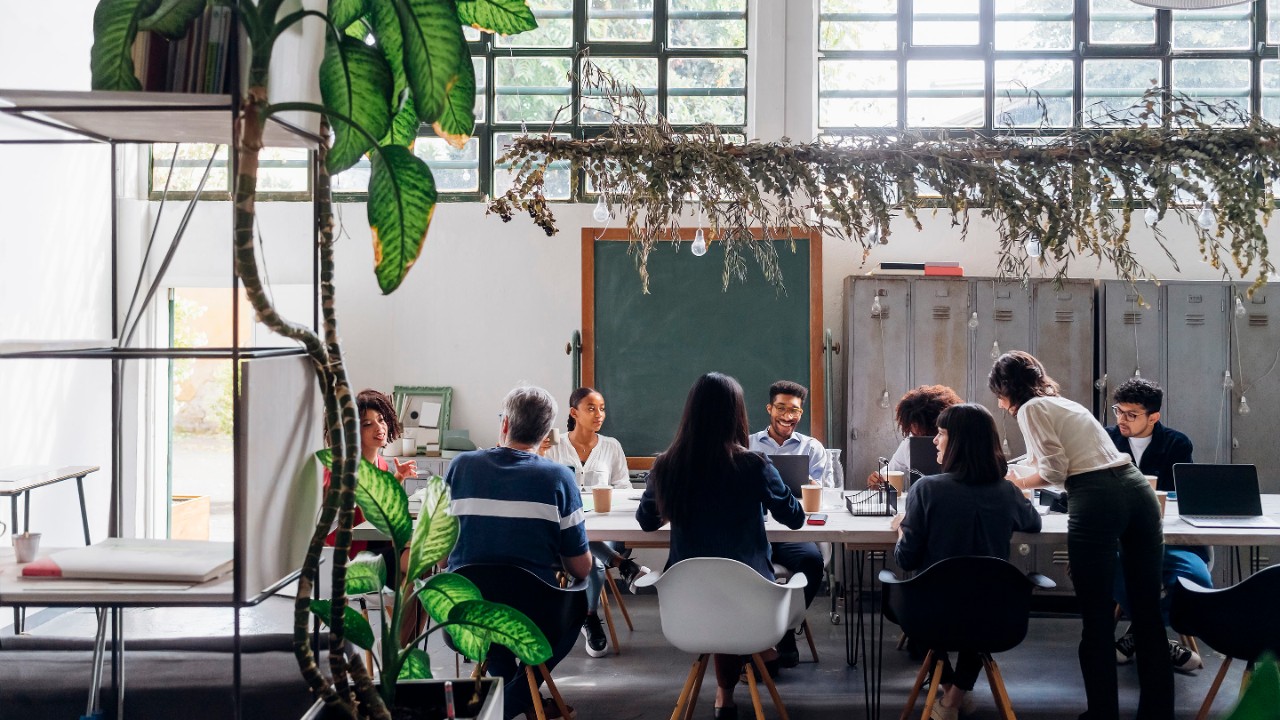 Mitarbeiter im Büro, die alternative Anlagelösungen besprechen 