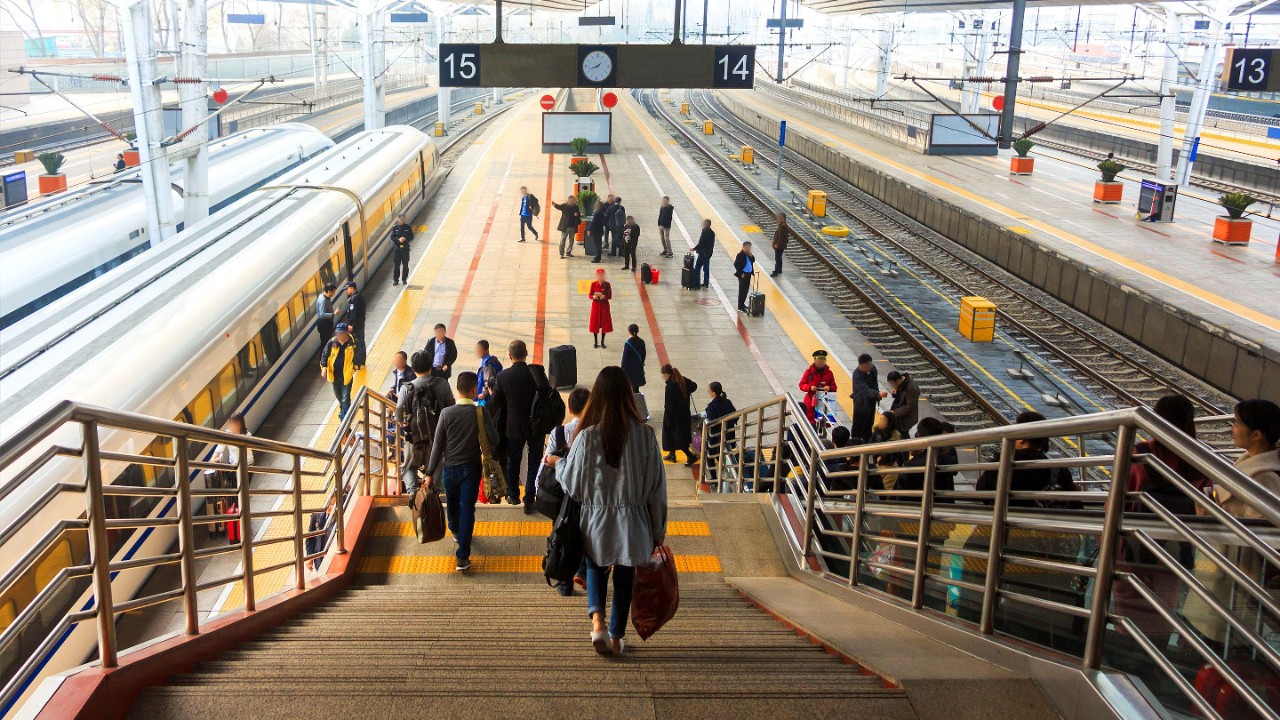  Fahrgäste in der Bahn Moderner öffentlicher Nahverkehr 