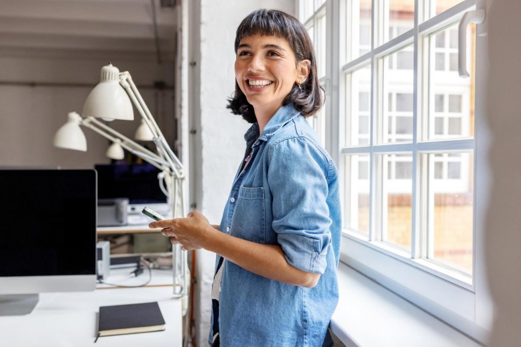 Young woman outdoors making a credit card purchase