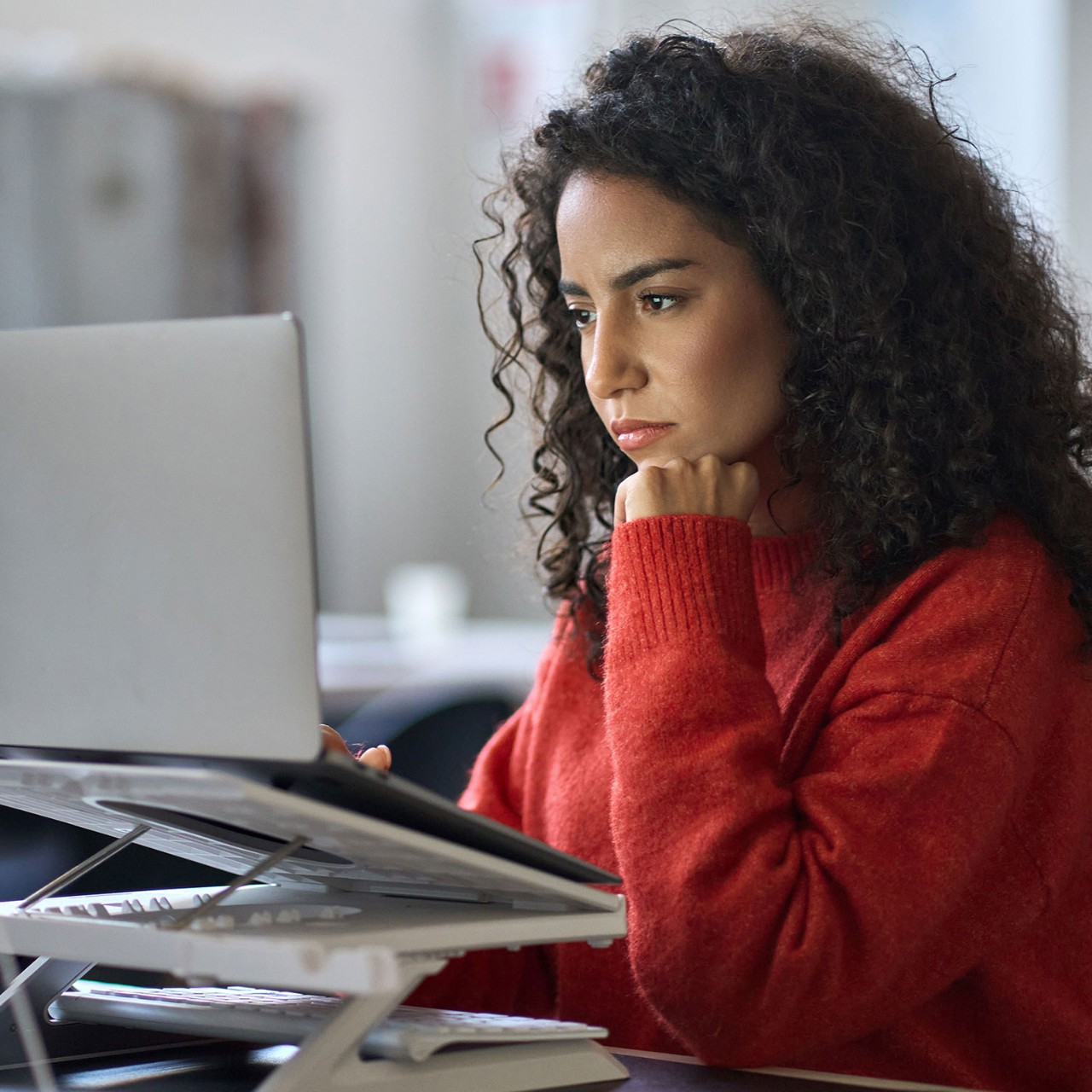 Mujer en su escritorio trabajando en una computadora portátil