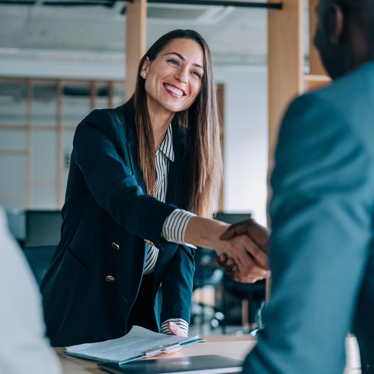 Personas de negocios dando la mano en la oficina.