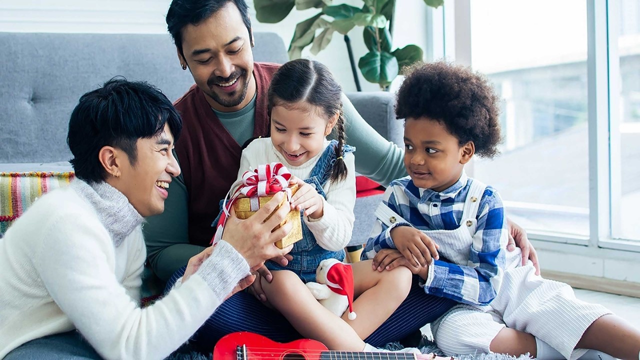 Pareja cuidando, regalando a niños