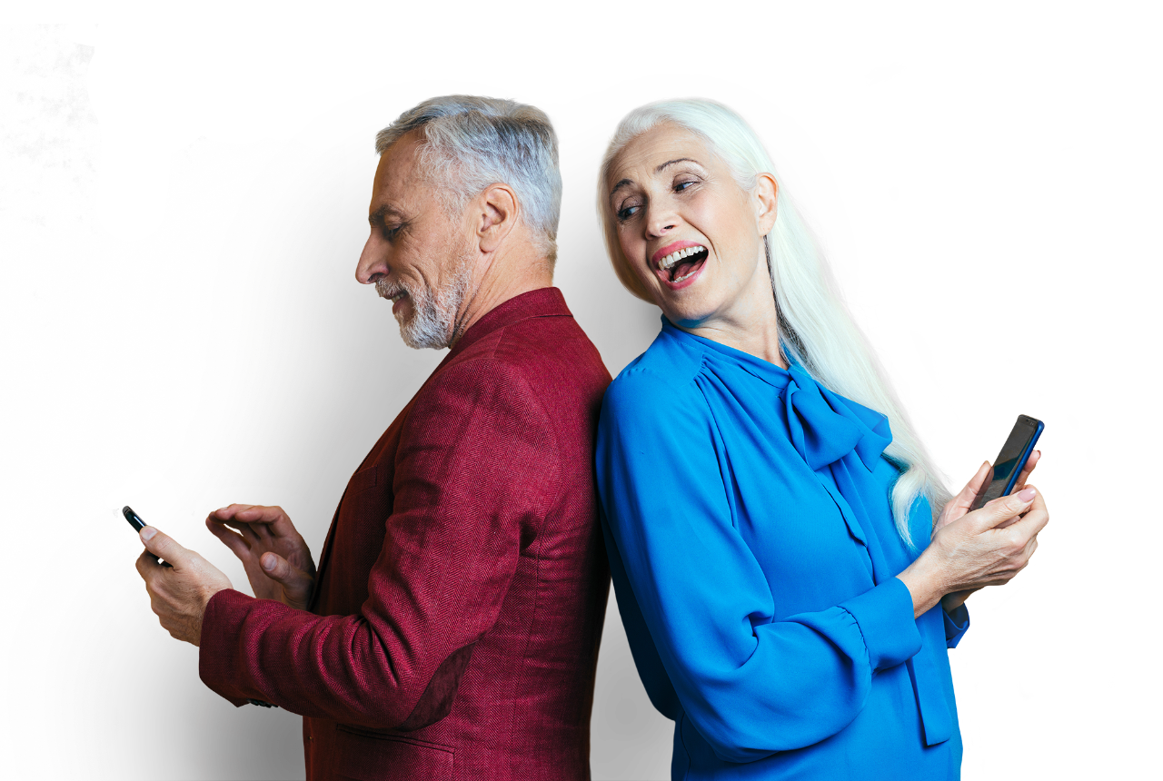 Adultos mayores viendo sus teléfonos