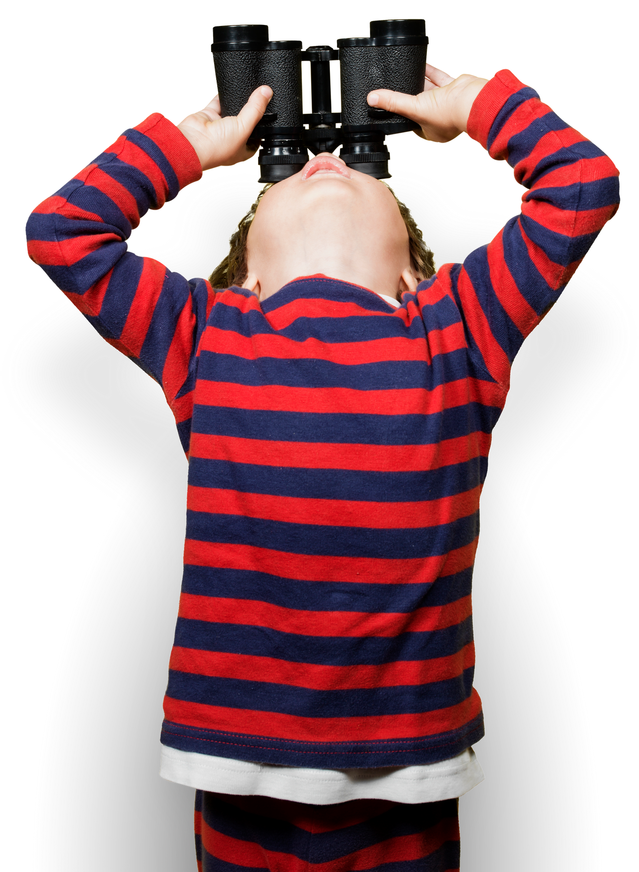 Niño con binoculares mirando hacia el cielo