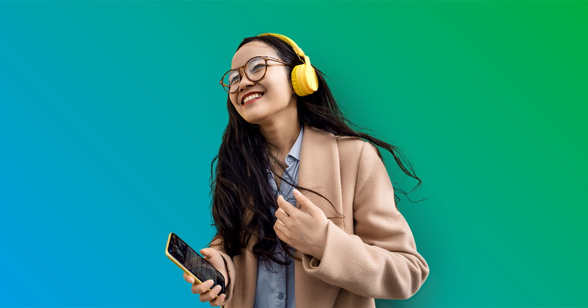 Femme souriante portant des écouteurs
