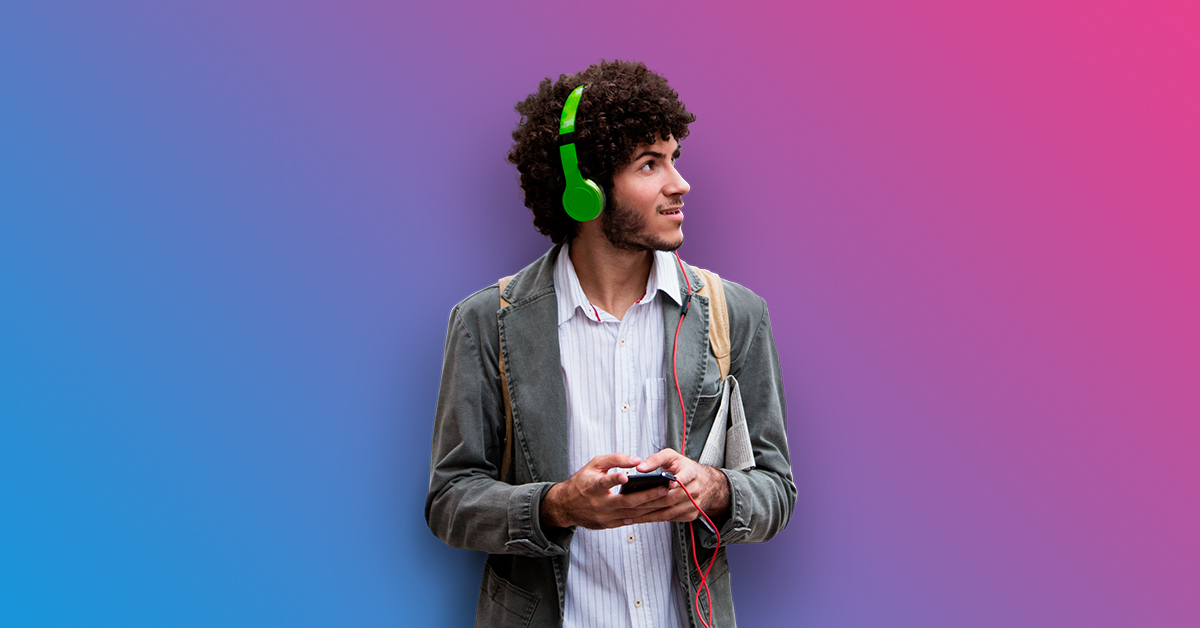 Un homme avec des écouteurs verts sur sa tête écoute de la musique 