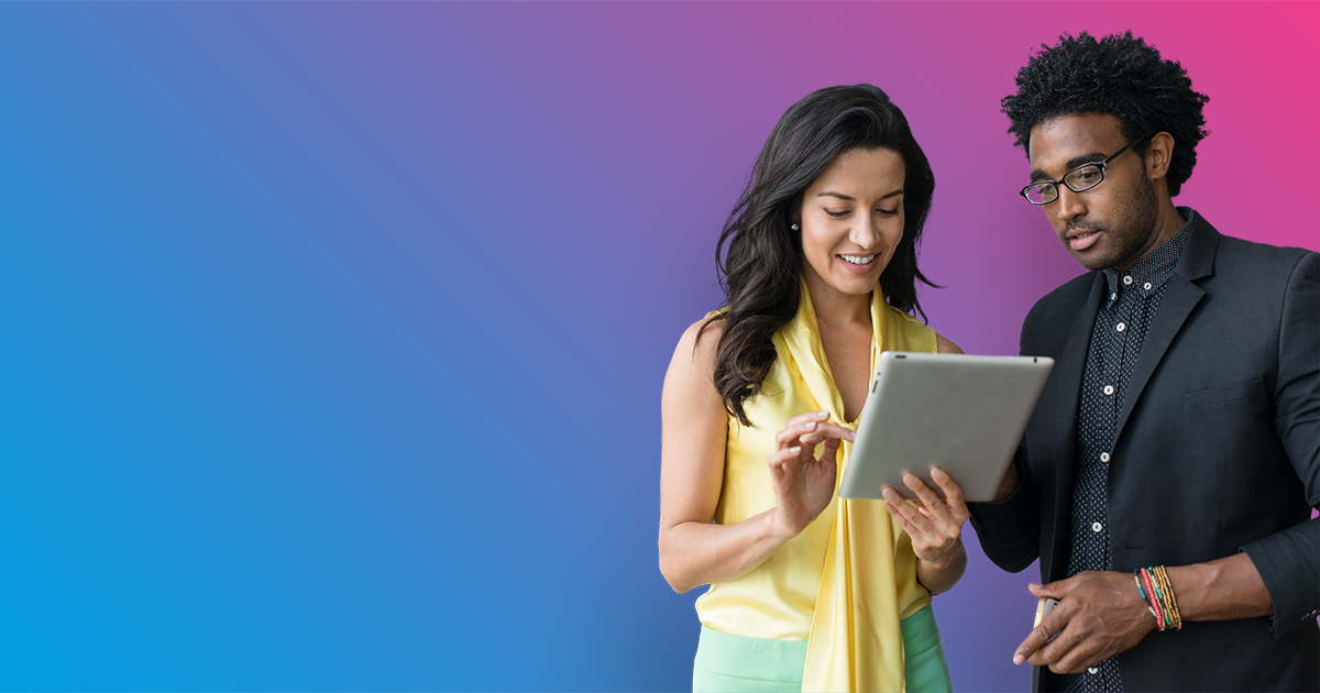 femme et homme partageant une tablette