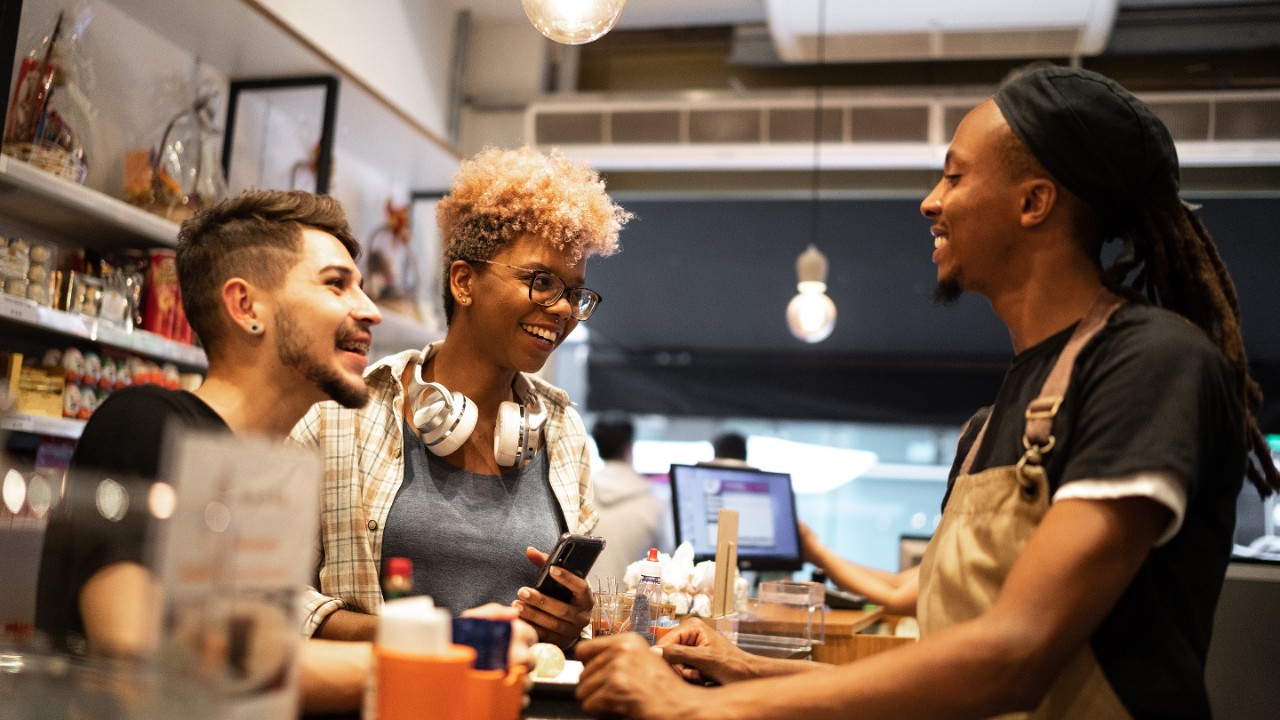 Des collègues qui discutent dans un café