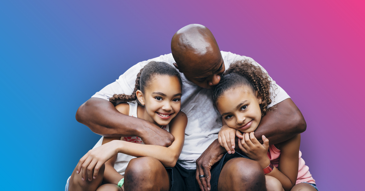 Un père étreint ses deux jeunes filles