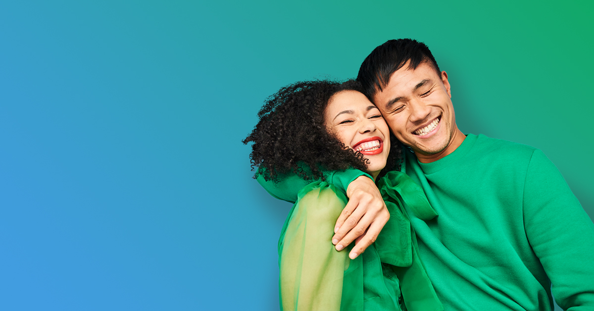 deux personnes qui s’embrassent et sourient