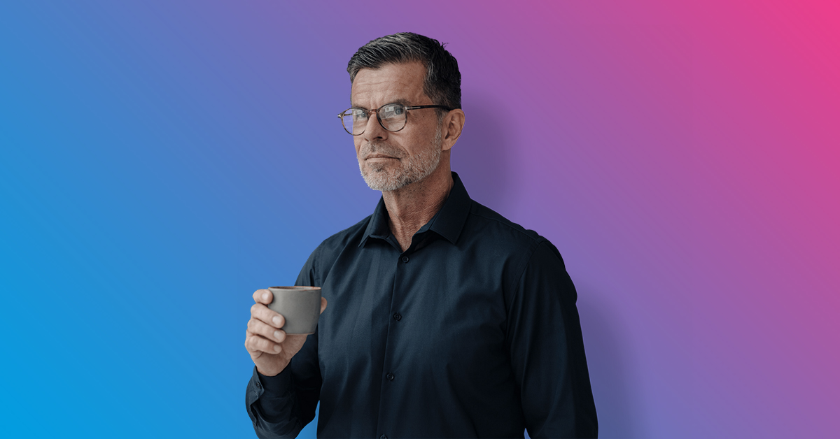 homme avec une tasse de thé