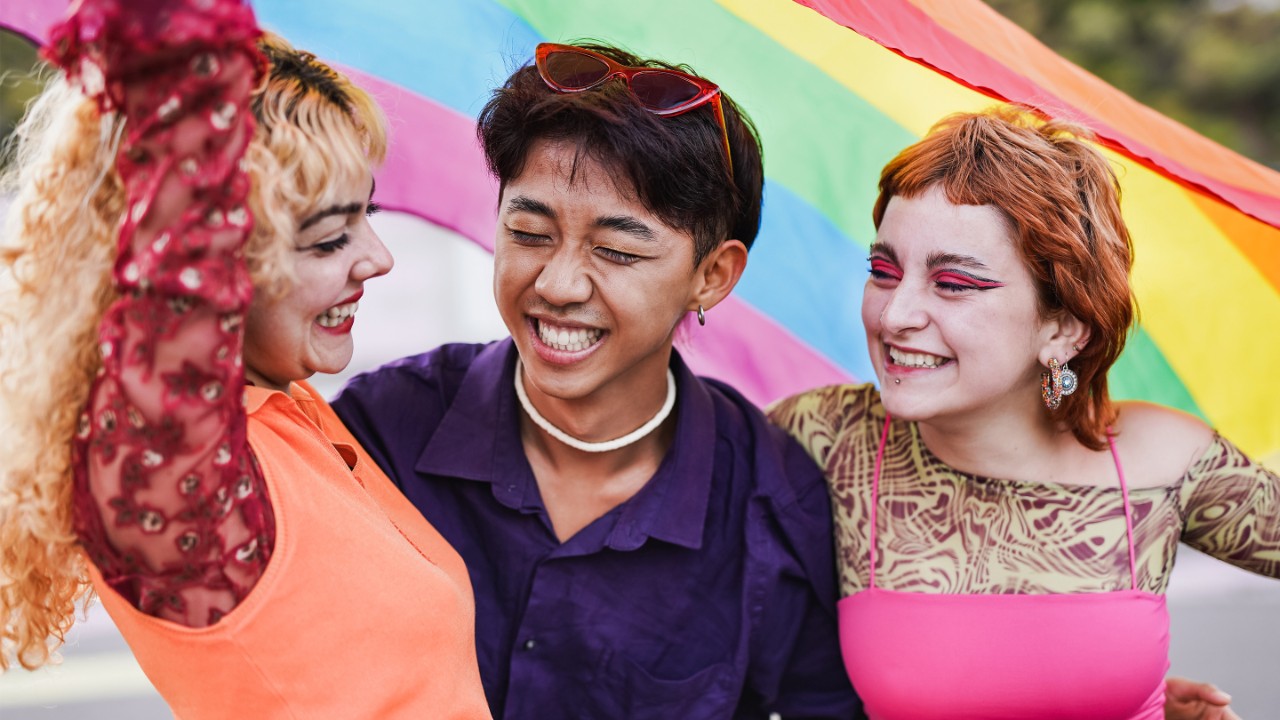 Jeunes personnes diverses s’amusant à la parade de fierté LGBT