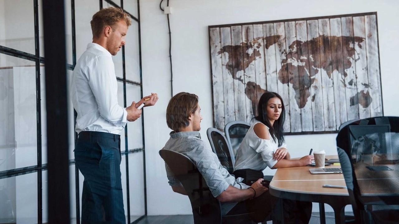 Jeunes hommes d’affaires portant des vêtements formels travaillant au bureau 