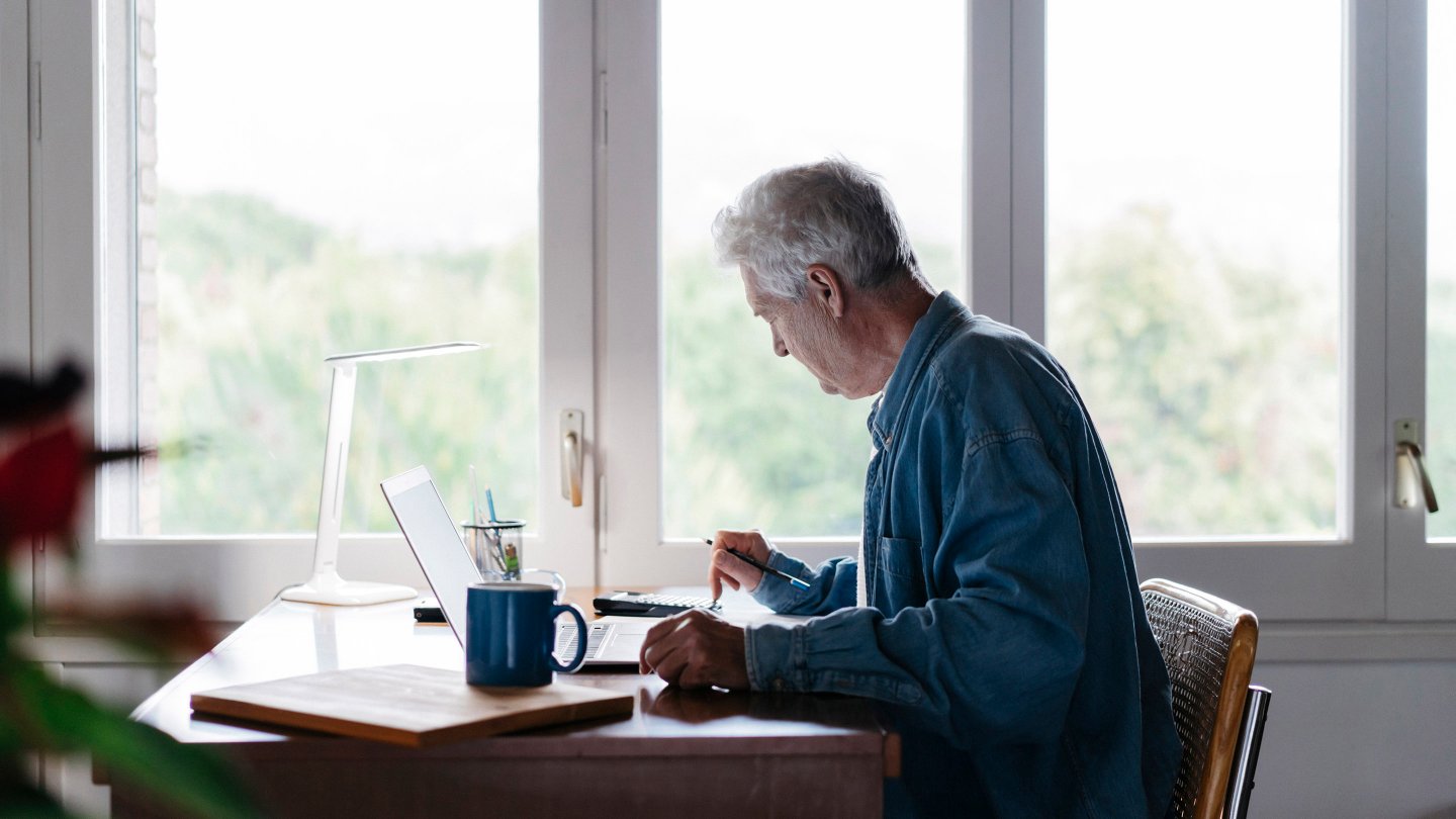  Barcelona, Spain. Senior man working from home. Senior, home, free time, retired, jubilee, job, home office, hobbie, enjoy, free time, pet, cat,