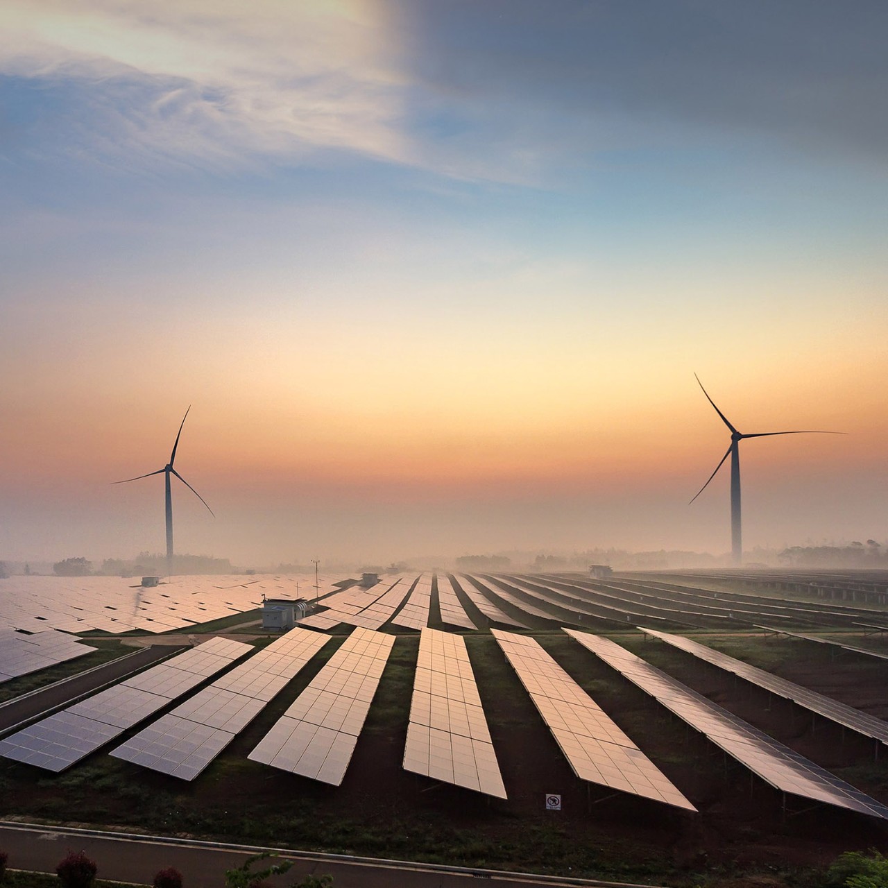 太陽光発電所の日の出前