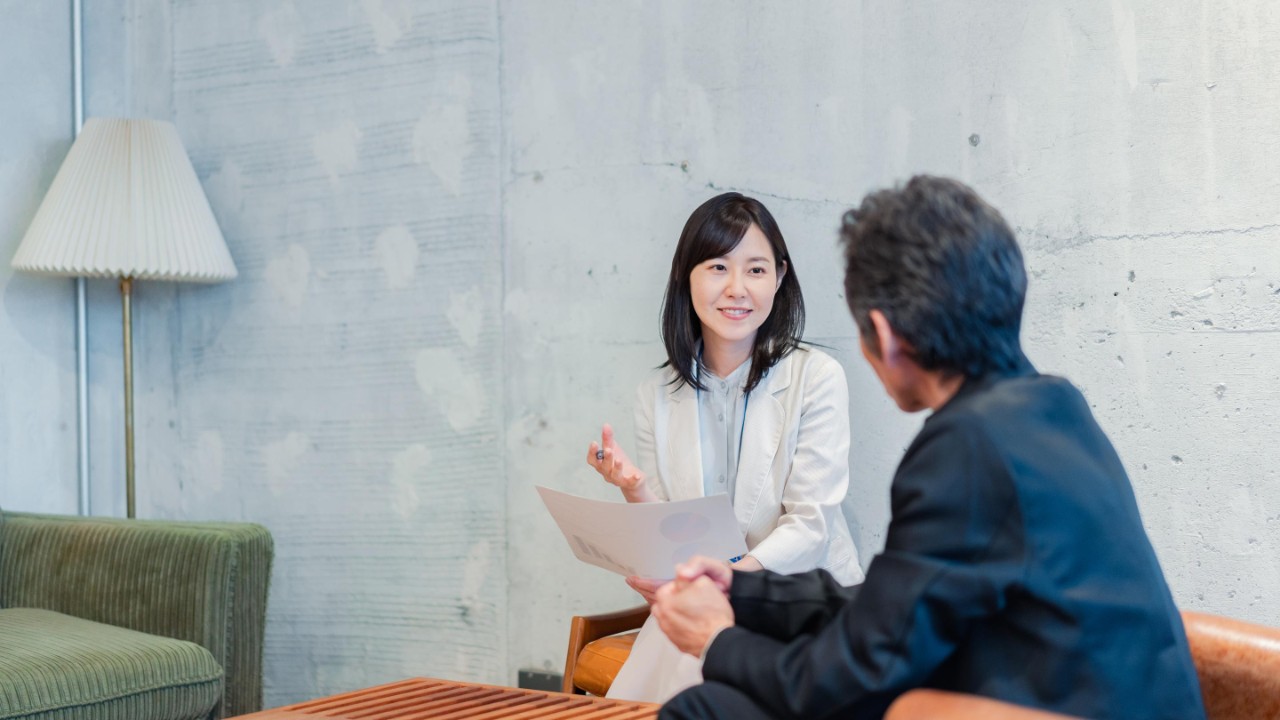Verkoopvrouw die een verzekering aanvraagt voor zakenman