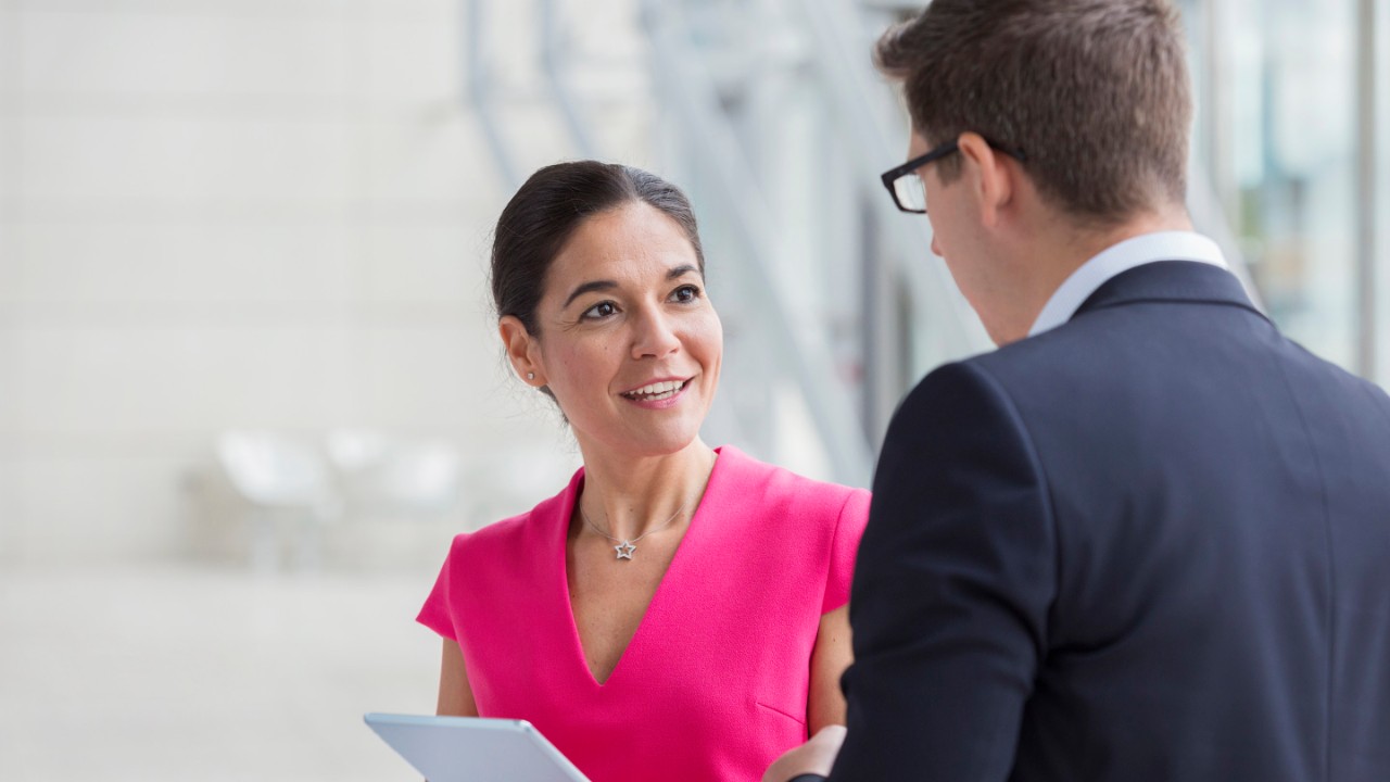 Twee collega's die een discussie voeren