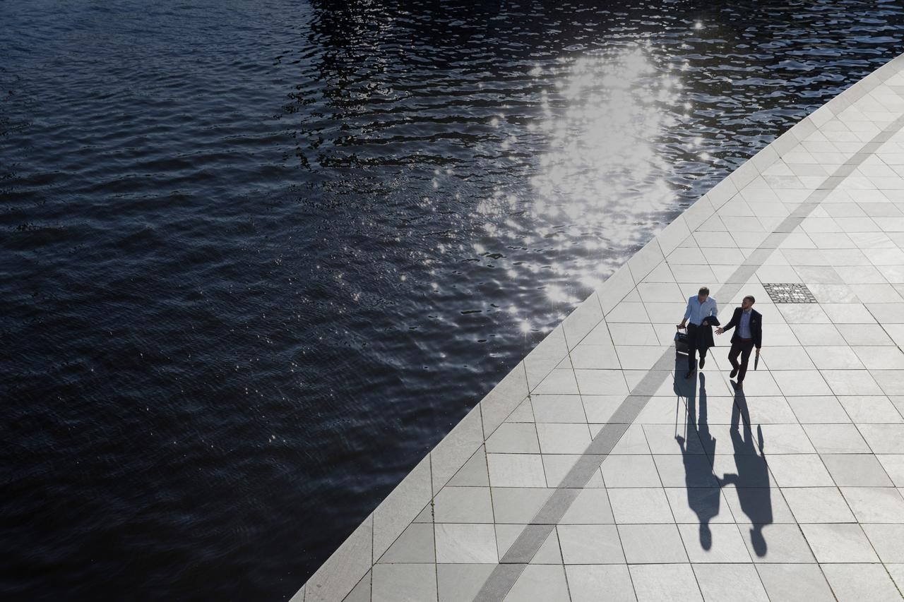 Twee zakenmensen lopen en voeren een gesprek