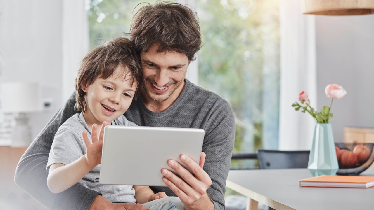 Deutschland, Hamburg, Lifestyle, Familie, Vater mit Sohn spielen mit Tablet-Computer, Lernen