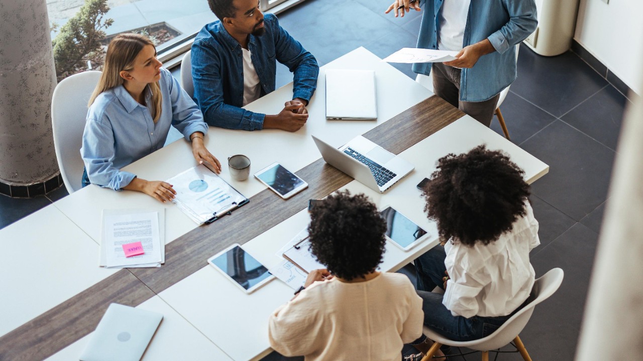 Equipe em uma reunião de negócios colaborando em projetos