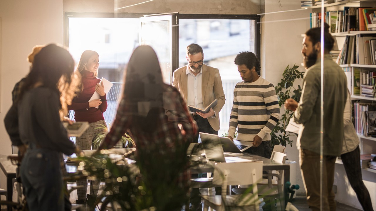 Grupo diversificado de colegas de trabalho juntos em uma sala de conferência