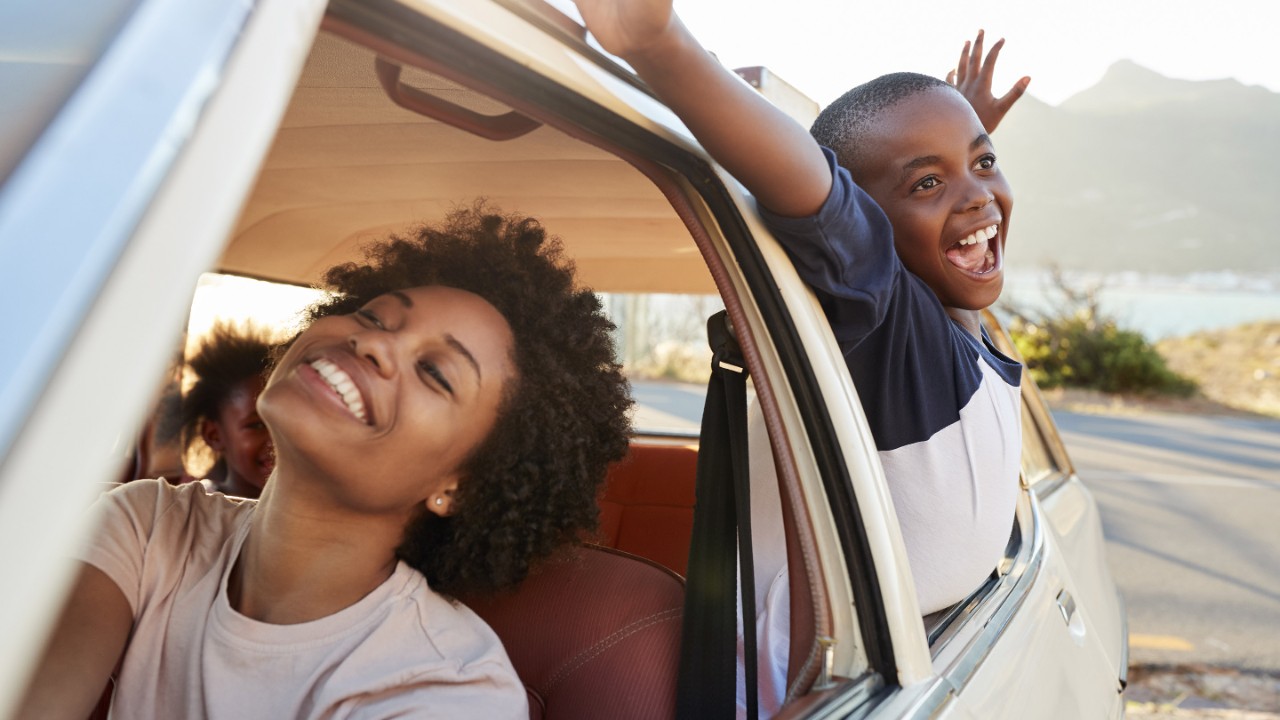 Mãe e crianças relaxando no carro durante uma viagem de carro