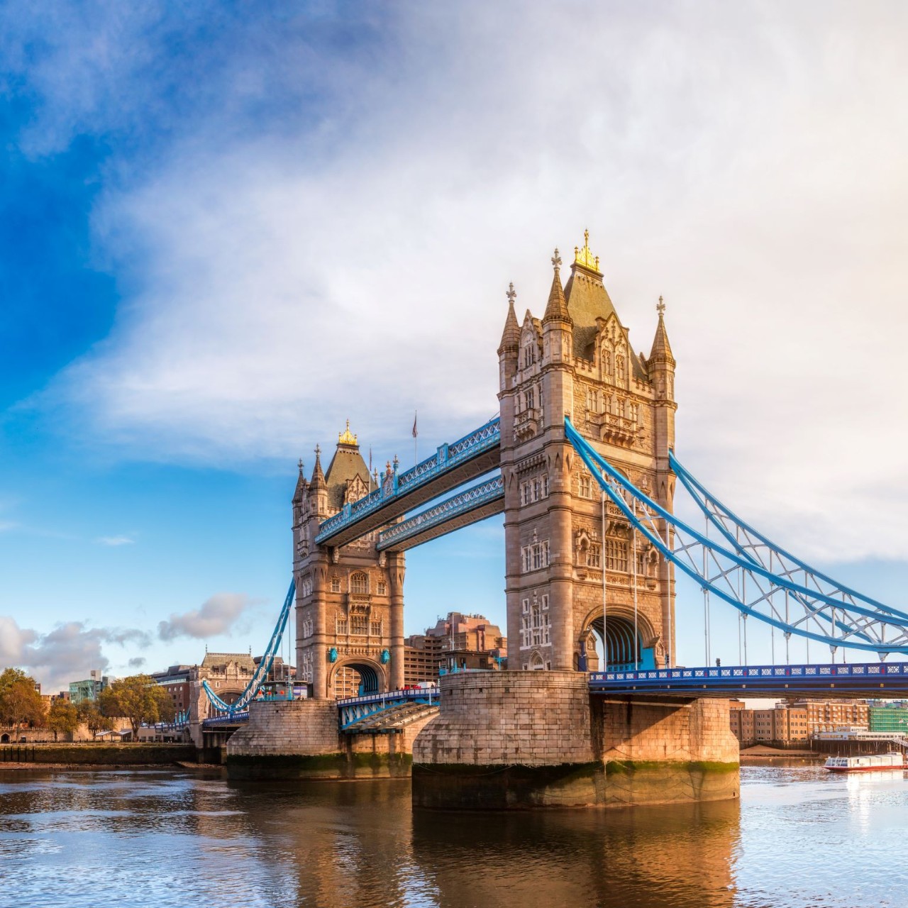 Panorâmica da paisagem urbana de Londres com a Ponte da Torre do Rio Tamisa e a Torre de Londres sob a luz da manhã