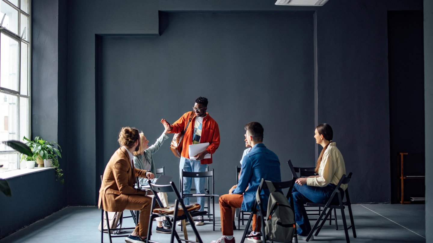 Colegas de trabalho a felicitarem-se uns aos outros