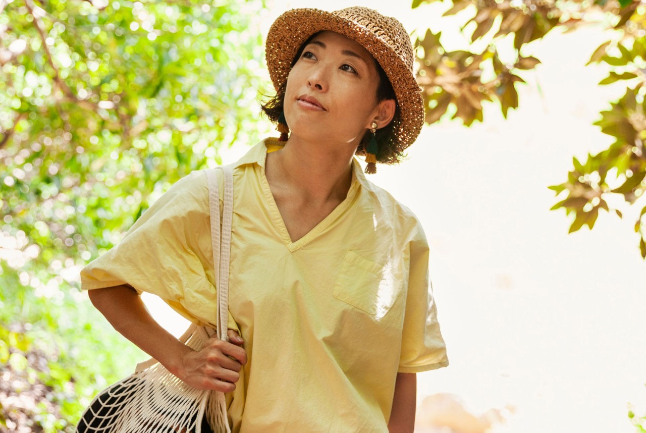 ผู้หญิงกําลังเดินผ่านพื้นที่ไม้